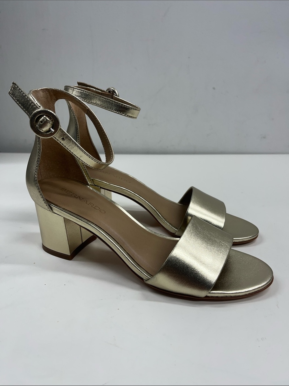New Bernardo Belinda Block Heel Sandals in Gold Leather Size 7